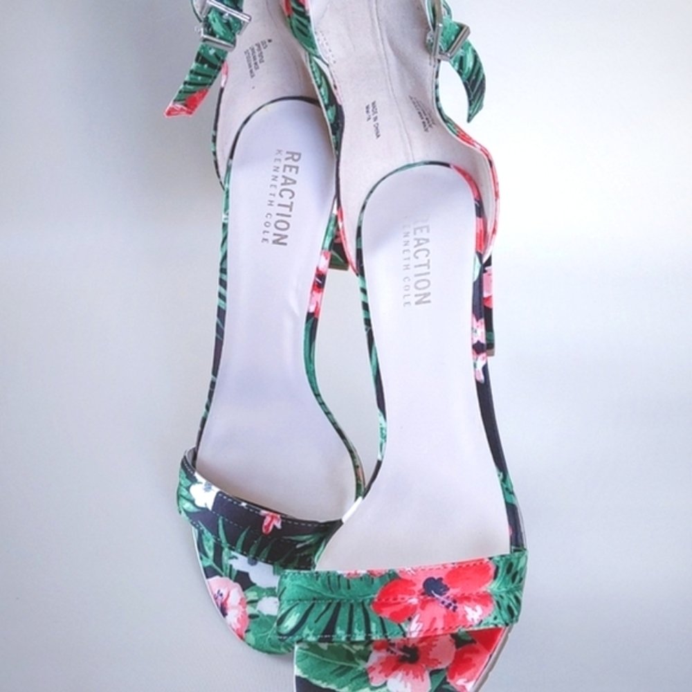 NWOT Kenneth Cole Reaction floral block heel strappy sandals